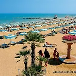 Daire Lignano With Pool Lignano Sabbiadoro